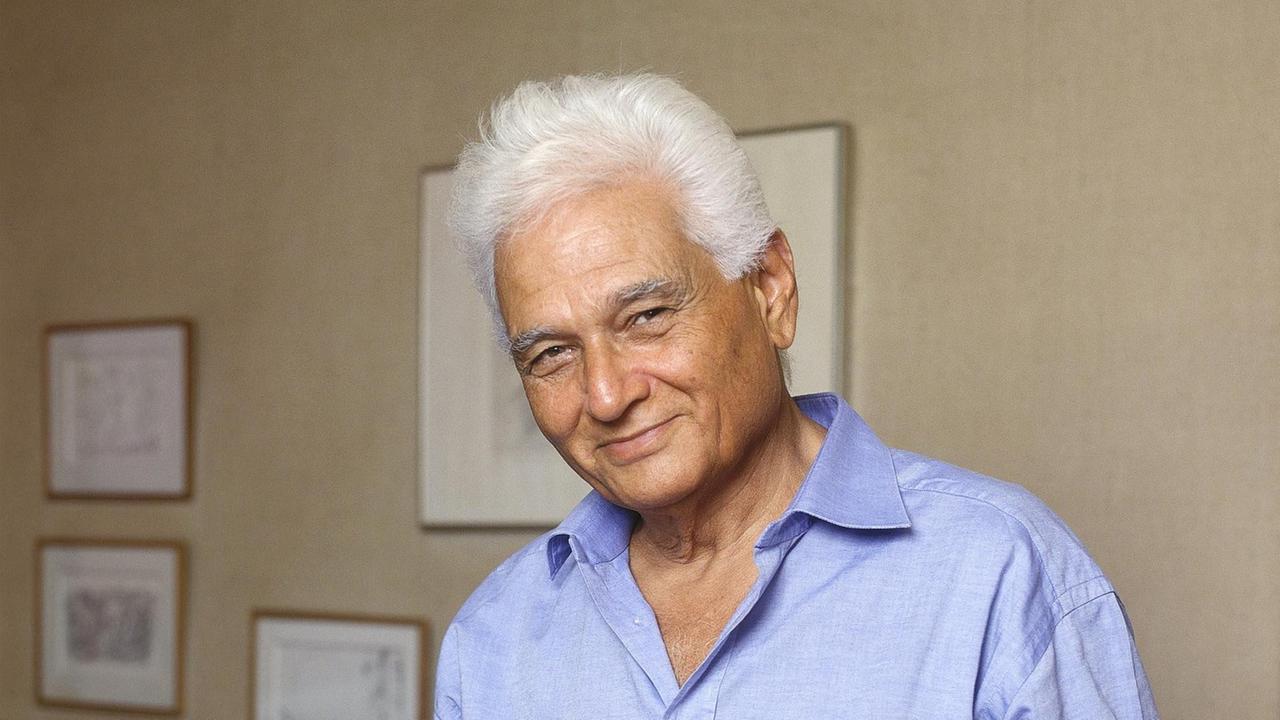 Der Philosoph Jacques Derrida (1930−2004) im blauen Hemd und einer Pfeife in der Hand. Der Philosoph Jacques Derrida (1930−2004) im blauen Hemd und einer Pfeife in der Hand.