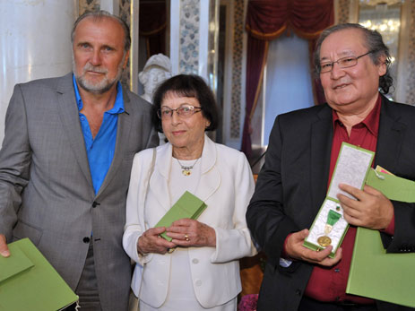 Die Preisträger der Goethe-Medaille 2012: der bosnische Autor Dzevad Karahasan, die litauische Literatur- und Theaterwissenschaftlerin Irena Veisaite und der kasachische Theaterregisseur Bolat Atabajew. Die Preisträger der Goethe-Medaille 2012: der bosnische Autor Dzevad Karahasan, die litauische Literatur- und Theaterwissenschaftlerin Irena Veisaite und der kasachische Theaterregisseur Bolat Atabajew.