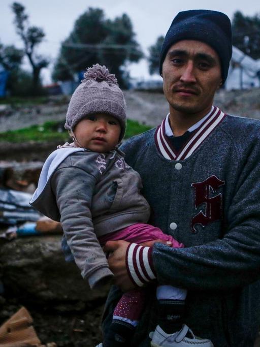 Das Bild zeigt einen Flüchtling mit Kind im Flüchtlingslager Moria auf Lesbos.