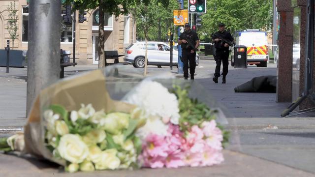 Blumen liegen nahe der Manchester Arena, wo einen Tag zuvor ein Anschlag stattgefunden hat