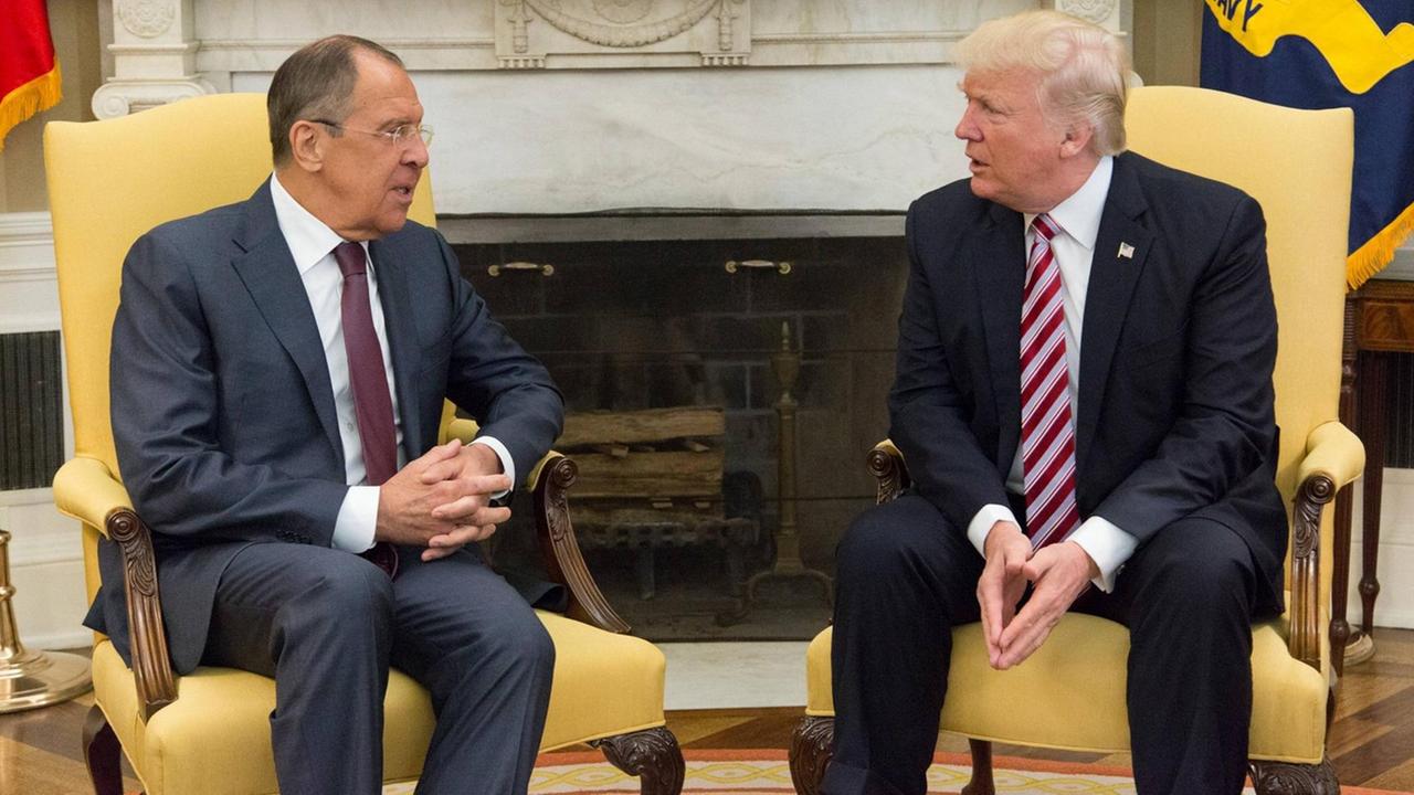 Der russische Außenminister Sergej Lawrow zu Besuch im Weißen Haus bei US-Präsident Donald Trump. Der russische Außenminister Sergej Lawrow zu Besuch im Weißen Haus bei US-Präsident Donald Trump.