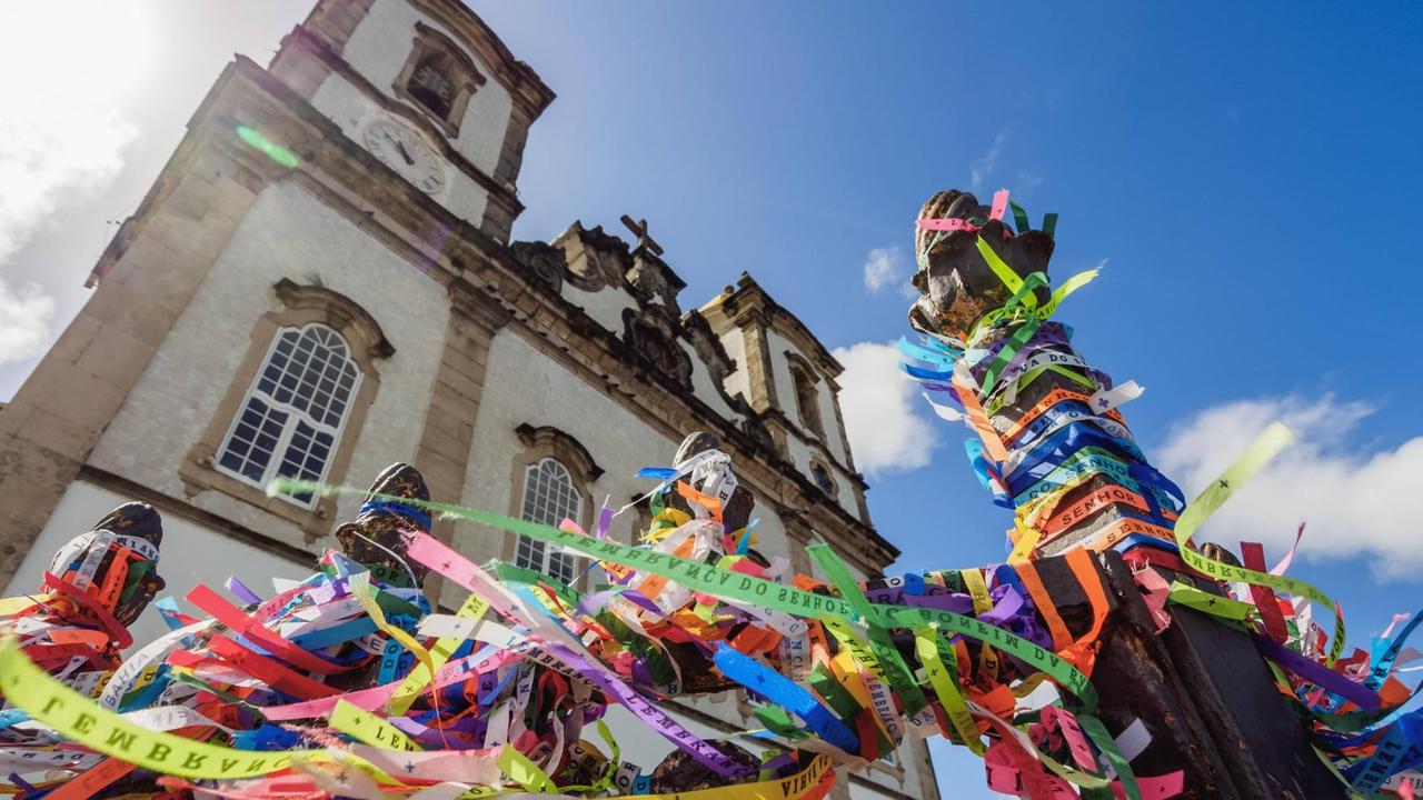An der Treppe vor der Wallfahrtskirche Nosso Senhor do Bonfim flattern bunte Wunschbänder im Wind An der Treppe vor der Wallfahrtskirche Nosso Senhor do Bonfim flattern bunte Wunschbänder im Wind