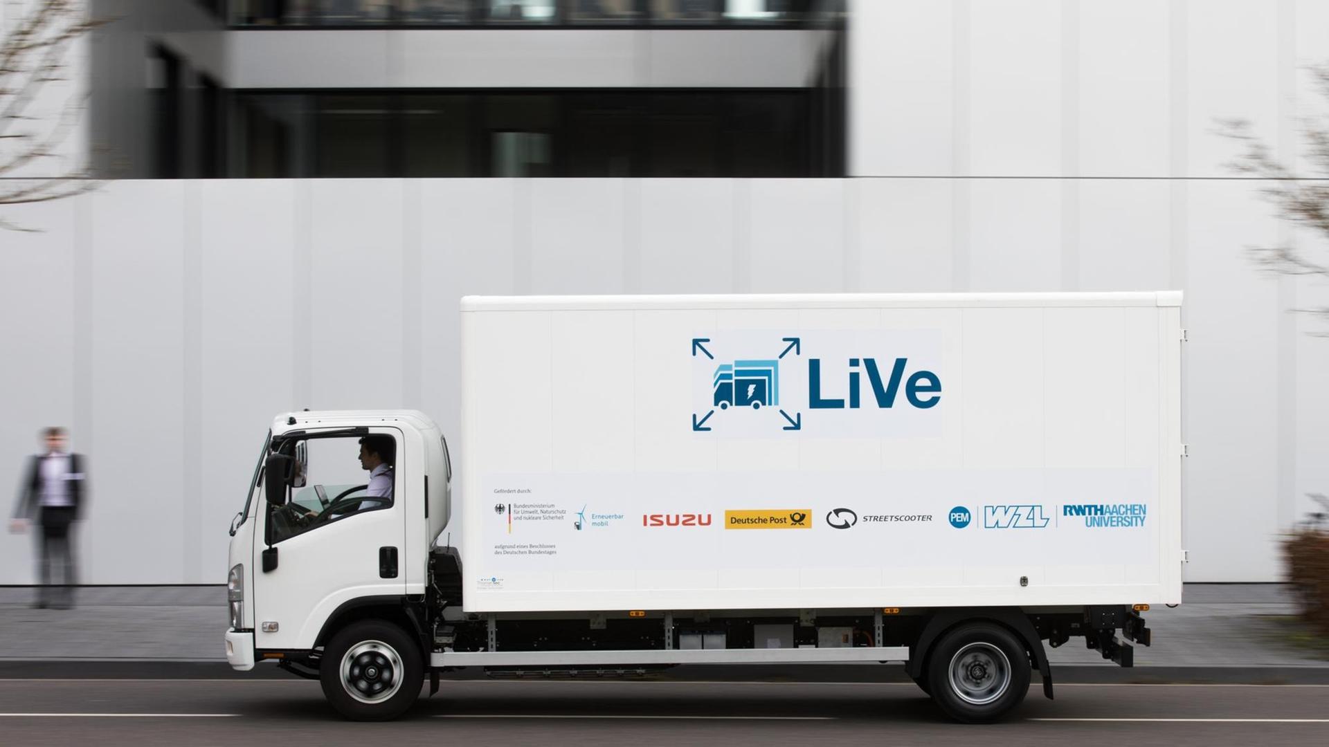 Ein Prototyp des elektrischen LKW "LiVe1" fährt auf dem Campus der Universität. Der 7,5 Tonner soll zur Verringerung der Schadstoffbelastung der Luft in den Städten beitragen. Ein Prototyp des elektrischen LKW "LiVe1" fährt auf dem Campus der Universität. Der 7,5 Tonner soll zur Verringerung der Schadstoffbelastung der Luft in den Städten beitragen.