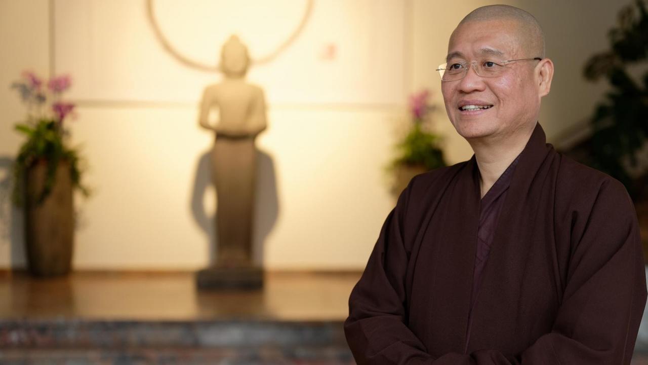 01.11.2019, Nordrhein-Westfalen, Waldbröl: Thay Phap An, Direktor und Studienleiter des EIAB (Europäisches Institut für Angewandten Buddhismus), steht in der Eingangshalle des Klosters 01.11.2019, Nordrhein-Westfalen, Waldbröl: Thay Phap An, Direktor und Studienleiter des EIAB (Europäisches Institut für Angewandten Buddhismus), steht in der Eingangshalle des Klosters