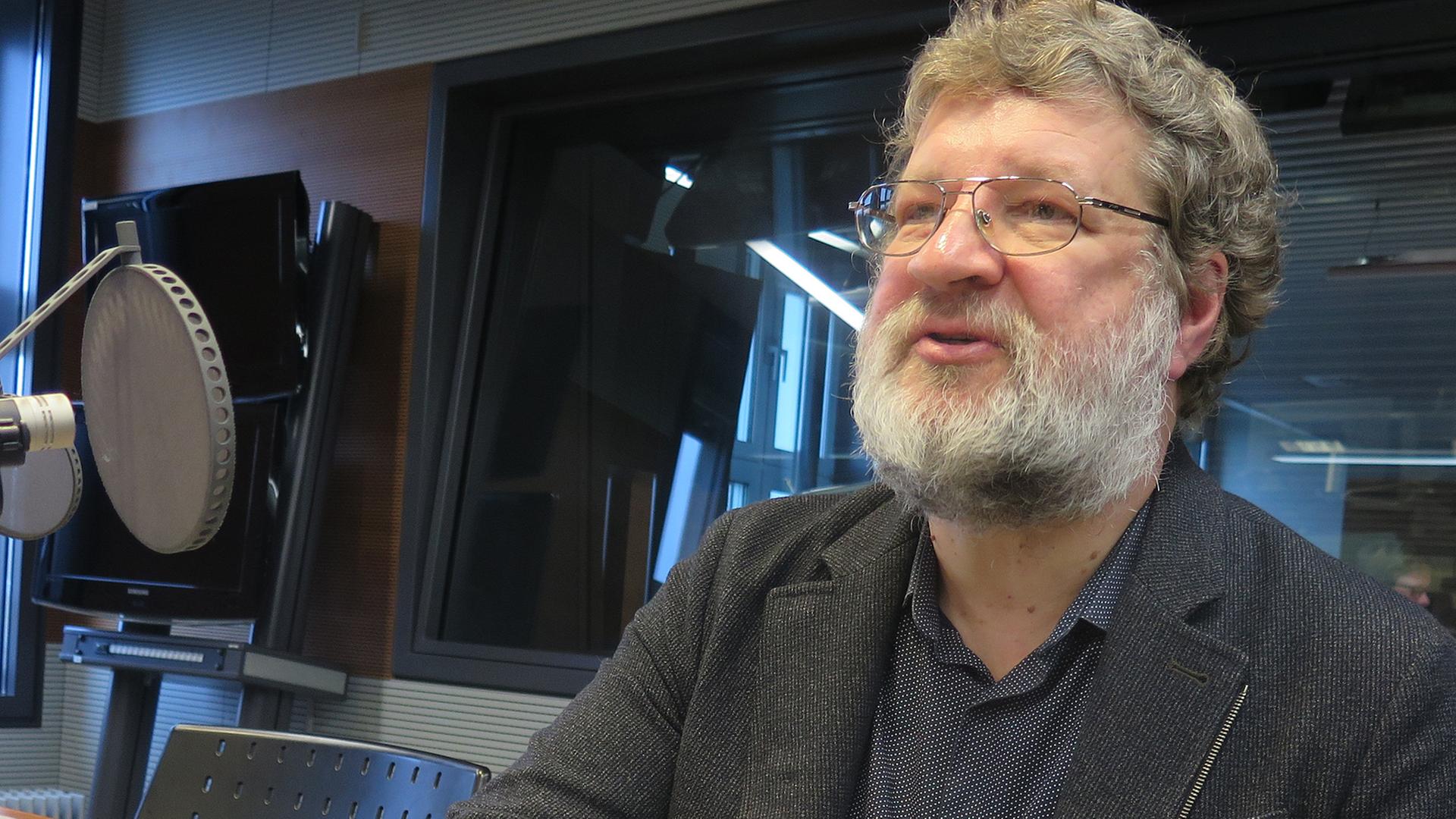 Rein Raud während eines Interviews bei Deutschlandfunk Kultur Rein Raud während eines Interviews bei Deutschlandfunk Kultur