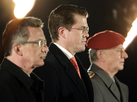 Der ehemalige Bundesverteidigungsminister Karl-Theodor zu Guttenberg, sein Nachfolger Thomas de Maizière und Bundeswehr-Generalinspekteur Volker Wieker beim Zapfenstreich. Der ehemalige Bundesverteidigungsminister Karl-Theodor zu Guttenberg, sein Nachfolger Thomas de Maizière und Bundeswehr-Generalinspekteur Volker Wieker beim Zapfenstreich.