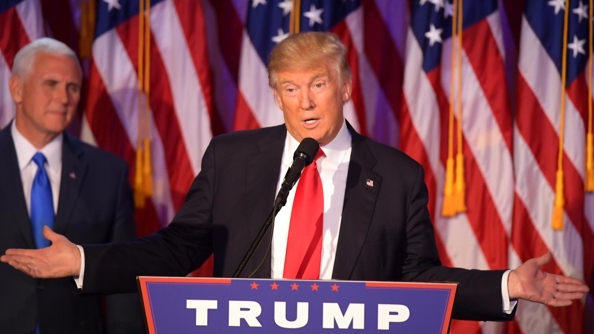 Der neue US-Präsident Donald Trump steht vor einem Pult. Der neue US-Präsident Donald Trump steht vor einem Pult.