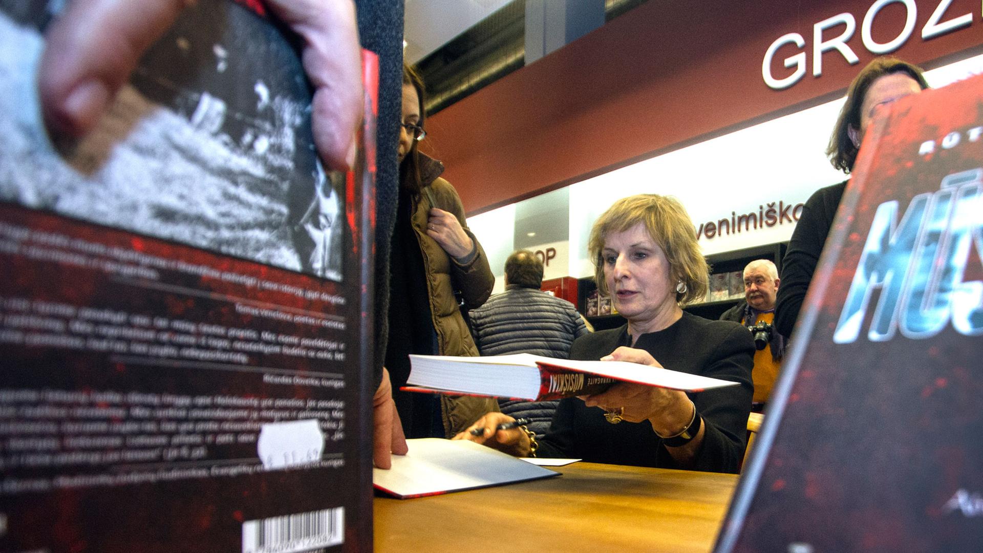 Die litauische Autorin Ruta Vanagaitè beim Signieren des des Buches "Die Unsrigen"