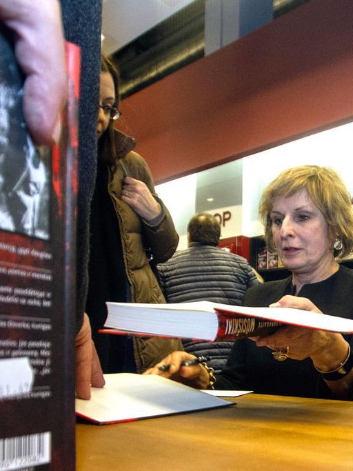 Die litauische Autorin Ruta Vanagaitè beim Signieren des des Buches "Die Unsrigen"