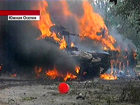 Das Videostill aus dem russischen Fernsehen zeigt angeblich zwei ausgebrannte Panzer der georgischen Armee.