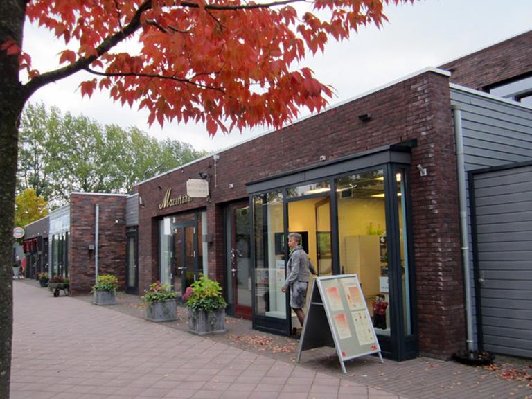 Zu sehen ist der Eingang in einen Laden im sogenannten Demenzdorf im niederländischen Hogeweyk.