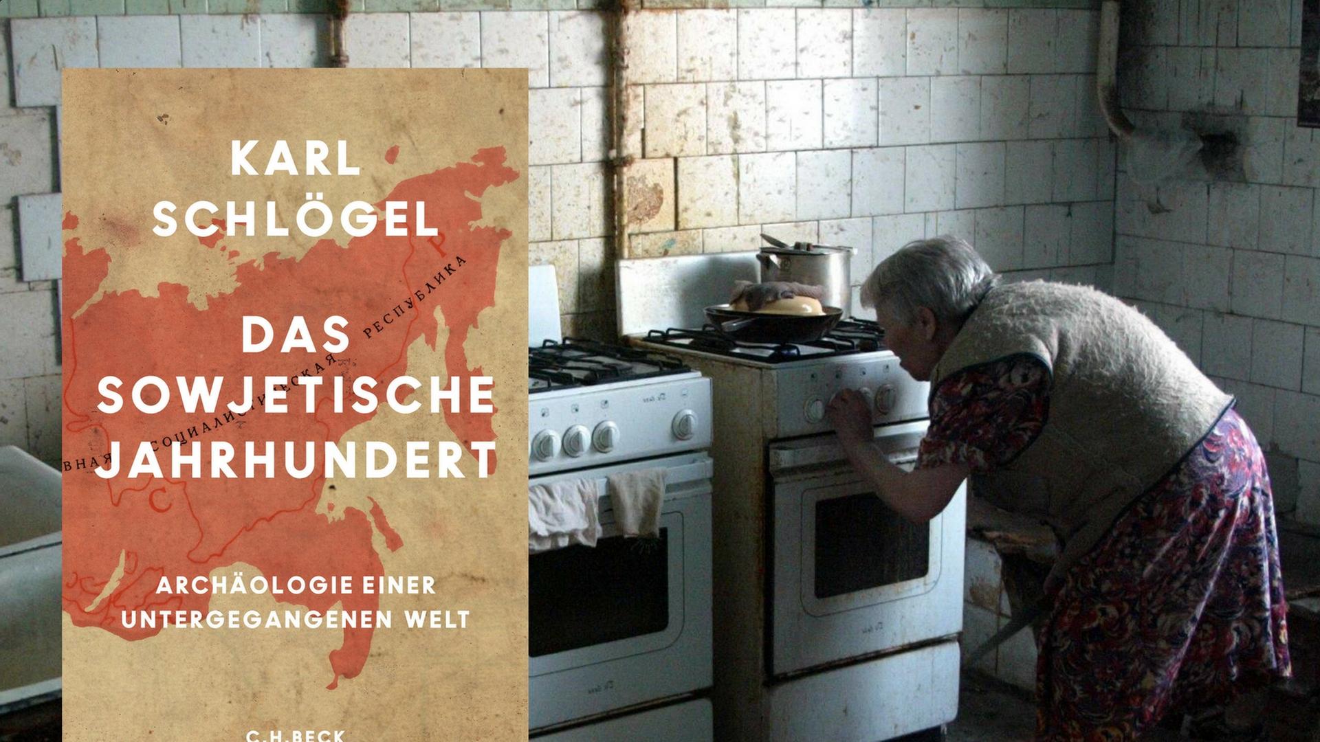 Buchcover: Karl Schlögel "Das sowjetische Jahrhundert" vor dem Hintergrund einer Kommunalka-Küche Buchcover: Karl Schlögel "Das sowjetische Jahrhundert" vor dem Hintergrund einer Kommunalka-Küche