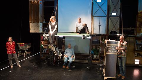 Die Schauspieler des Berliner Theaterkollektivs Rimini Protokoll stehen und sitzen im E-Werk in Weimar zu dem Theaterstück "Adolf Hitler: Mein Kampf, Band 1 & 2" auf der Bühne.
