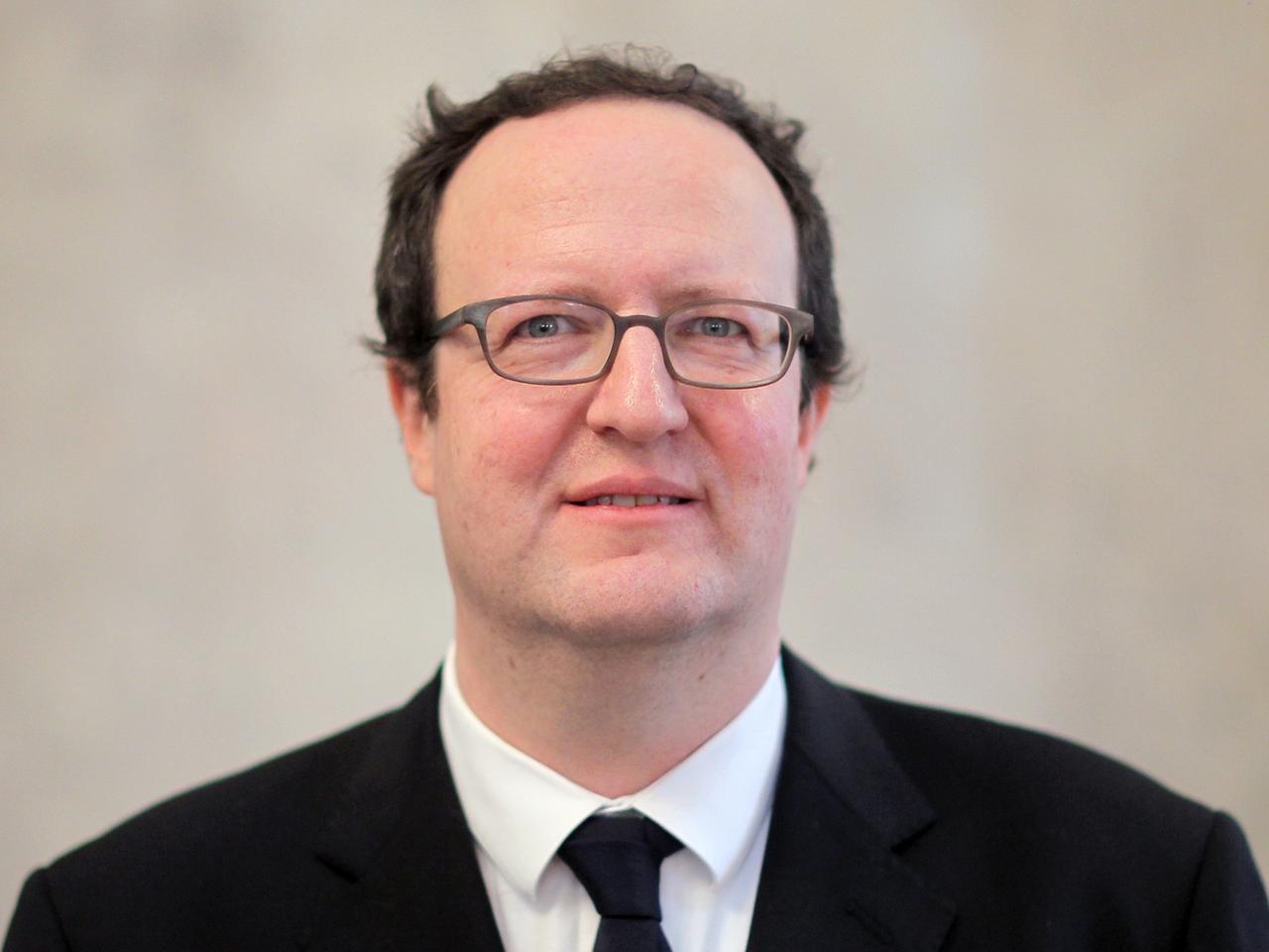 Portraitbild des Direktors des Fritz-Bauer-Instituts, Raphael Gross. Portraitbild des Direktors des Fritz-Bauer-Instituts, Raphael Gross.