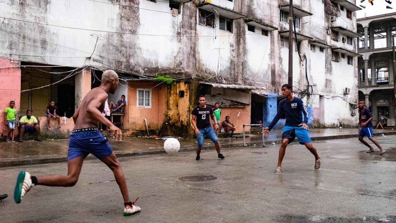 Die historische Altstadt von Colón, einer Hafenstadt in Panama, verfällt zusehends. Gewalt und Kriminalität prägen den Alltag. Die Regierung will mit einem millionenschweren Sanierungsprogramm entgegenwirken. Viele Bewohner werden in ein Neubaugebiet außerhalb der Innenstadt umgesiedelt. Die historische Altstadt von Colón, einer Hafenstadt in Panama, verfällt zusehends. Gewalt und Kriminalität prägen den Alltag. Die Regierung will mit einem millionenschweren Sanierungsprogramm entgegenwirken. Viele Bewohner werden in ein Neubaugebiet außerhalb der Innenstadt umgesiedelt.
