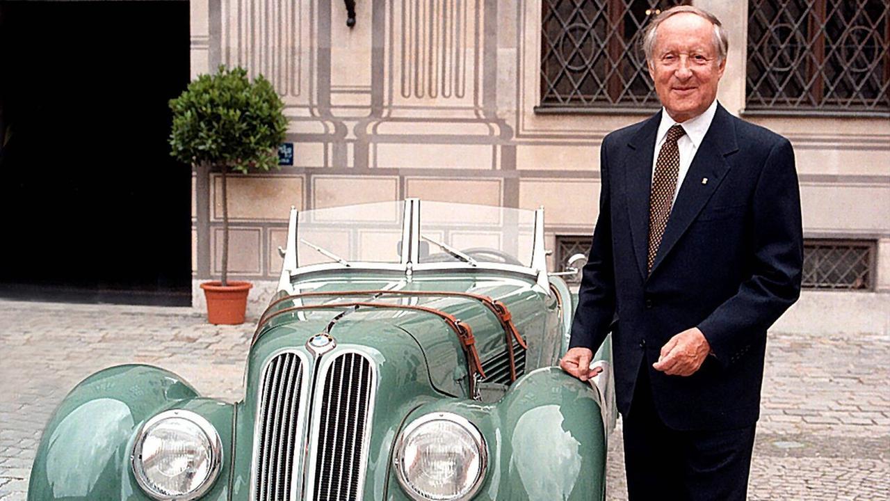 Eberhard von Kühnheim (GER/BMW Aufsichtsratvorsitzender) neben altem BMW Eberhard von Kühnheim (GER/BMW Aufsichtsratvorsitzender) neben altem BMW