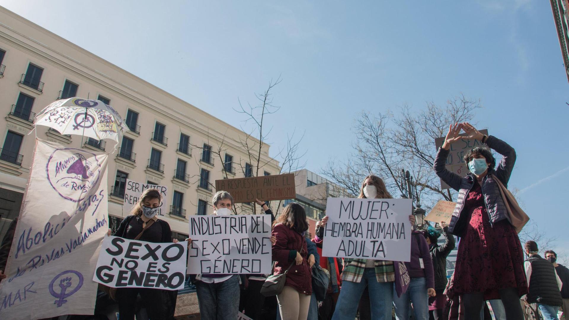 Mehrere feministische Gruppen in Madrid, die von Espacio Feminista Radical EFR einberufen wurden, haben sich an diesem Samstagmorgen um 12.30 Uhr versammelt vor dem Gleichstellungsministerium, um die Konsequenzen der Identitätsgesetze - Trans Law und LGTBI Law - anzuprangern, die von der Abteilung von Irene Montero ausgearbeitet wurden, und gegen die Verachtung, die das Ministerium ihrer Meinung nach gegen Feministinnen ausübt. Mehrere feministische Gruppen in Madrid, die von Espacio Feminista Radical EFR einberufen wurden, haben sich an diesem Samstagmorgen um 12.30 Uhr versammelt vor dem Gleichstellungsministerium, um die Konsequenzen der Identitätsgesetze - Trans Law und LGTBI Law - anzuprangern, die von der Abteilung von Irene Montero ausgearbeitet wurden, und gegen die Verachtung, die das Ministerium ihrer Meinung nach gegen Feministinnen ausübt.