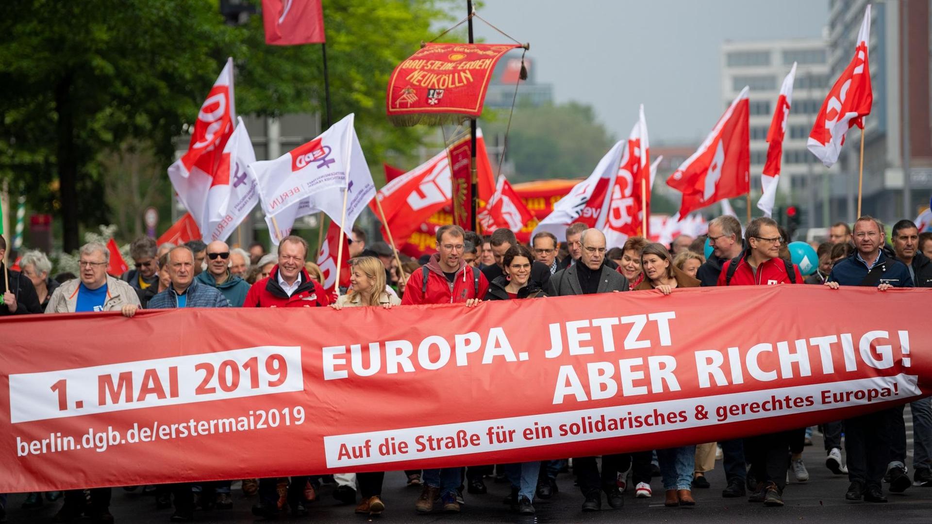 Zahlreiche Menschen nehmen an der Demonstration der Gewerkschaften zum Tag der Arbeit teil Zahlreiche Menschen nehmen an der Demonstration der Gewerkschaften zum Tag der Arbeit teil
