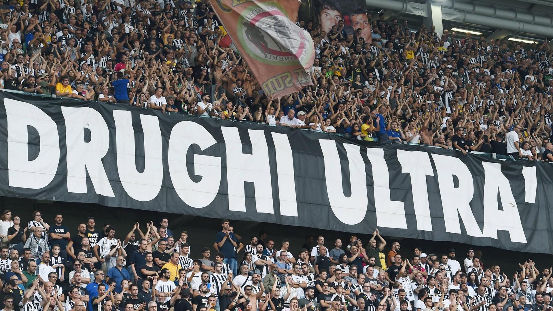 Anhänger der Ultra-Gruppierung "Drughi" vom italienischen Rekordmeister Juventus Turin. Anhänger der Ultra-Gruppierung "Drughi" vom italienischen Rekordmeister Juventus Turin.