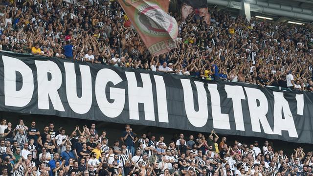 Anhänger der Ultra-Gruppierung "Drughi" vom italienischen Rekordmeister Juventus Turin.