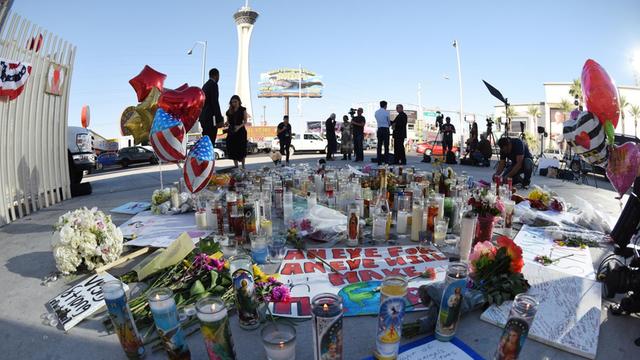In Las Vegas haben Menschen zum Gedenken an die Opfer des Attentats auf ein Musikfestival Blumen und Briefe auf die Straße gelegt.