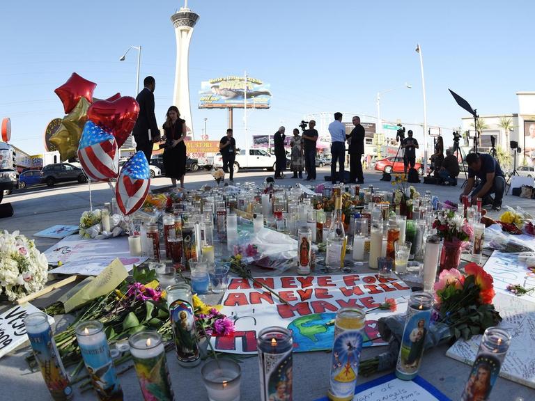 In Las Vegas haben Menschen zum Gedenken an die Opfer des Attentats auf ein Musikfestival Blumen und Briefe auf die Straße gelegt.