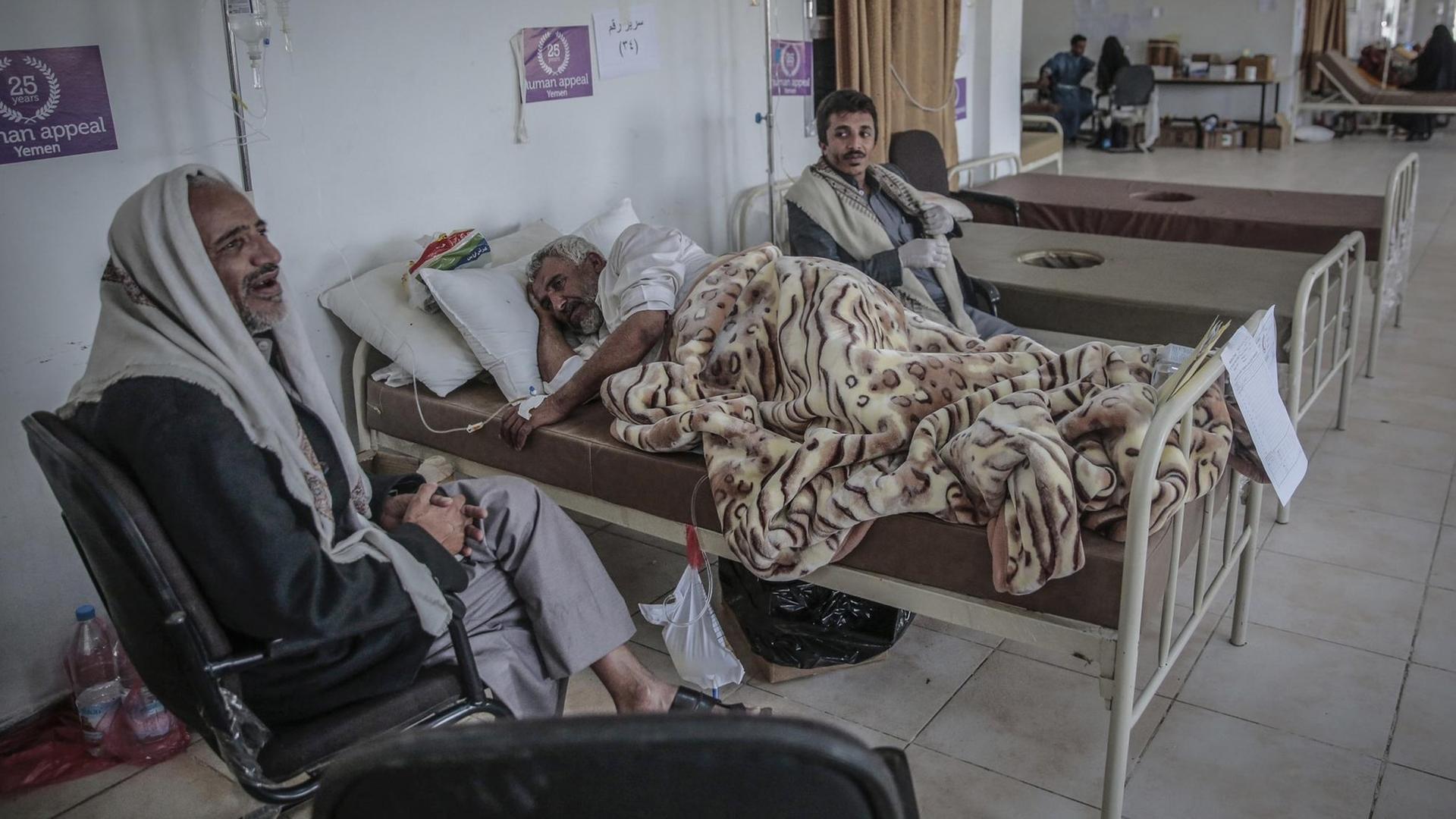 Ein jemenitischer Mann mit Verdacht auf Cholera wird am 24.05.2017 in einem Krankenhaus in Sanaa (Jemen) behandelt. Die Weltgesundheitsorganisation (WHO) meldet aus dem Jemen, dass mittlerweile mehr als 30.000 Verdachtsfälle registriert worden seien. Ein jemenitischer Mann mit Verdacht auf Cholera wird am 24.05.2017 in einem Krankenhaus in Sanaa (Jemen) behandelt. Die Weltgesundheitsorganisation (WHO) meldet aus dem Jemen, dass mittlerweile mehr als 30.000 Verdachtsfälle registriert worden seien.