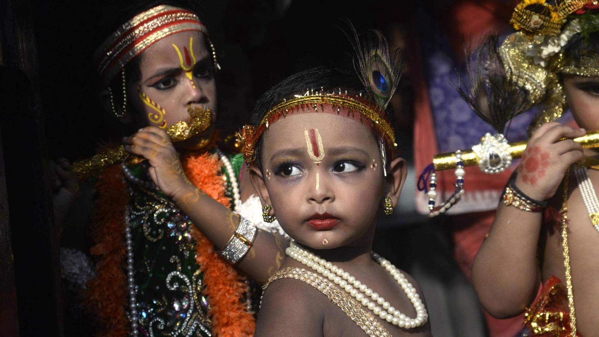 Kinder verkleidet als Krishna während des Janmastami-Festes in Kalkutta