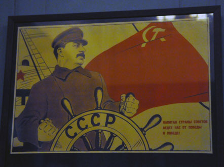 "Kapitän Stalin führt uns von Sieg zu Sieg" steht auf einem Plakat, das im ehemaligen Straflager Perm 36, das bis 1989 von der Sowjetunion als Gefängnis für Dissidenten und andere Häftlinge benutzt wurde, ausgestellt ist. "Kapitän Stalin führt uns von Sieg zu Sieg" steht auf einem Plakat, das im ehemaligen Straflager Perm 36, das bis 1989 von der Sowjetunion als Gefängnis für Dissidenten und andere Häftlinge benutzt wurde, ausgestellt ist.