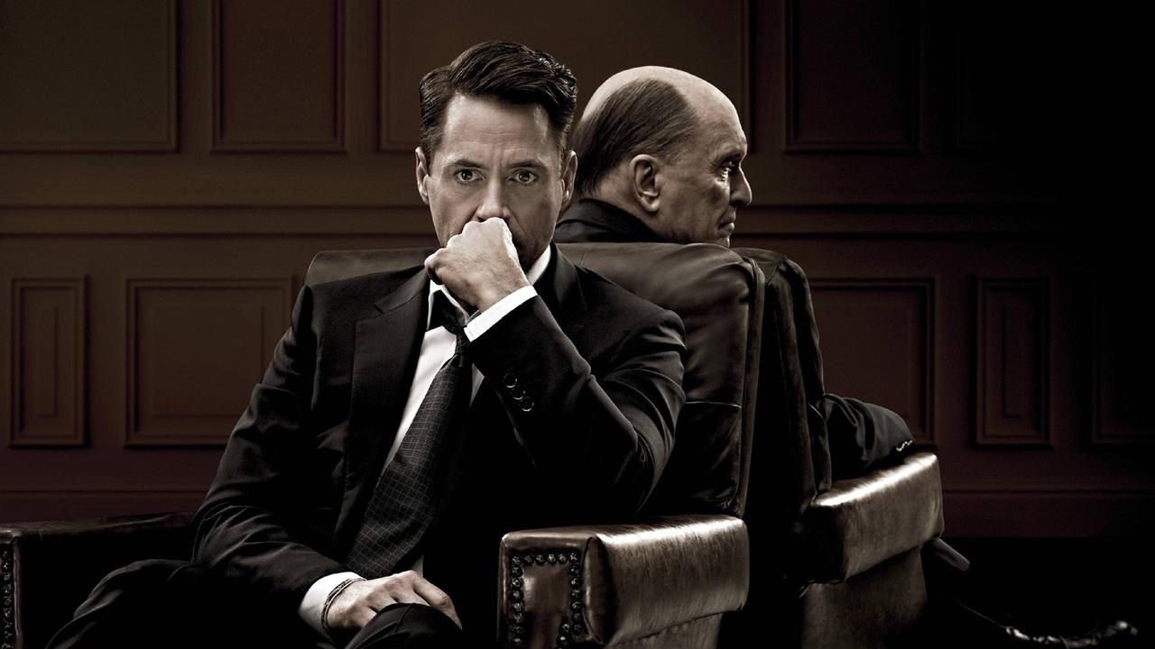 Robert Downey Jr. und Robert Duval sitzen Rücken an Rücken. Robert Downey Jr. und Robert Duval sitzen Rücken an Rücken.