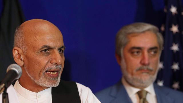 Die beiden Kontrahenten im afghanischen Machtkampf um die Präsidentschaft, Aschraf Ghani (li.) und Abdullah Abdullah bei einer gemeinsamen Pressekonferenz in Kabul im August 2014.