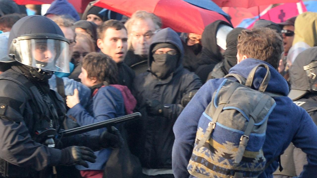 Ein Polizist geht gegen einen Demonstranten vor Ein Polizist geht gegen einen Demonstranten vor