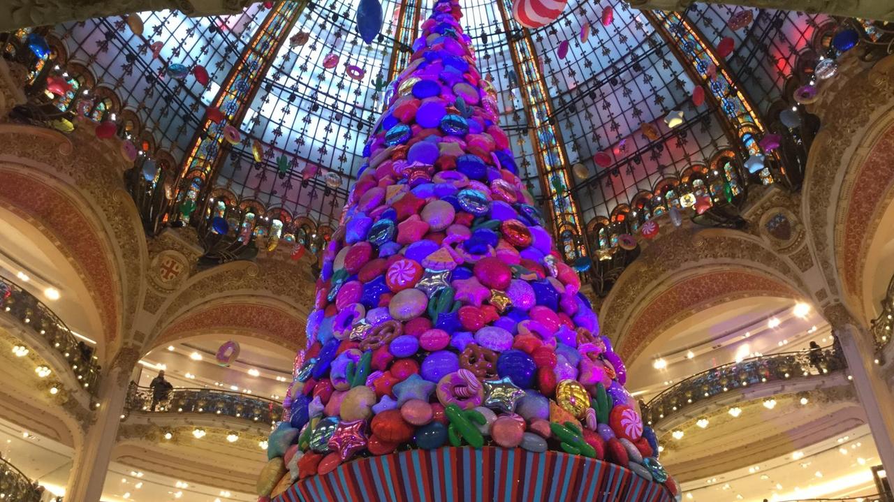 Die Spielzeugplastik-Skulptur im Lafayette in Paris. Die Spielzeugplastik-Skulptur im Lafayette in Paris.