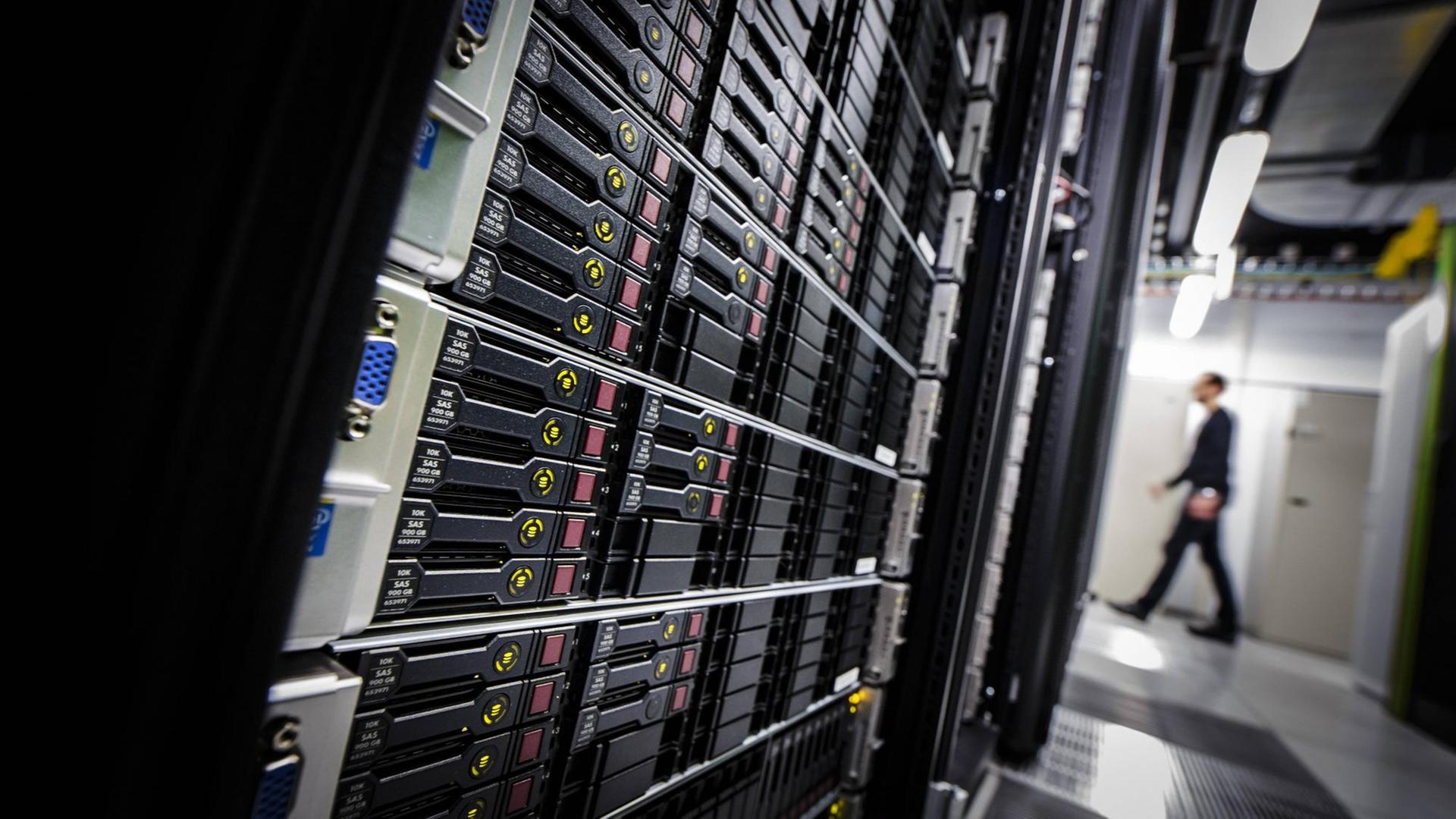 Ein Rechenzentrum, in dem Server aufeinandergestapelt sind Ein Rechenzentrum, in dem Server aufeinandergestapelt sind