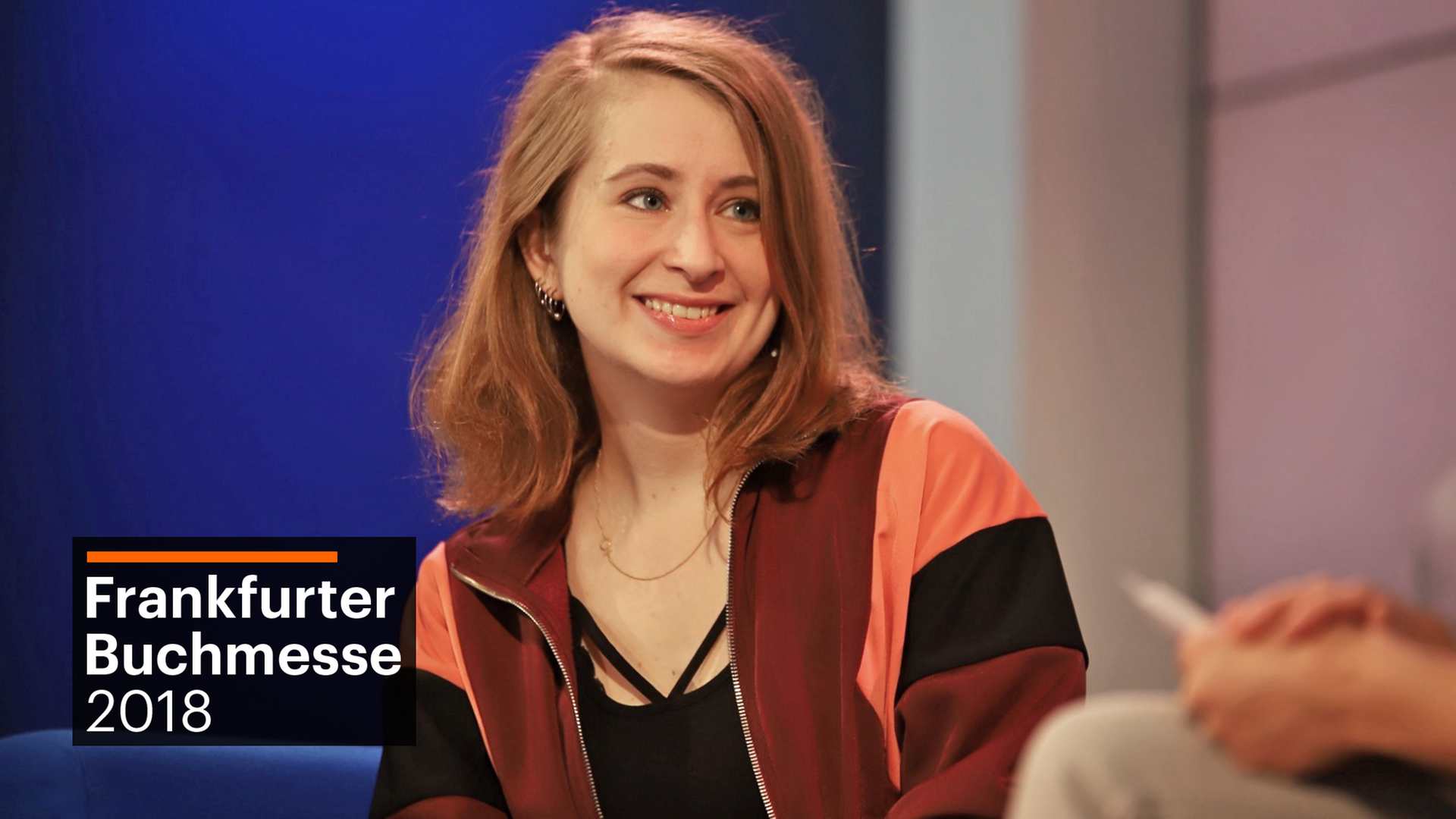 Die Autorin Margarete Stokowski lächelt die Moderatorin auf dem Blauen Sofa auf der Frankfurter Buchmesse 2018 an. Die Autorin Margarete Stokowski lächelt die Moderatorin auf dem Blauen Sofa auf der Frankfurter Buchmesse 2018 an.