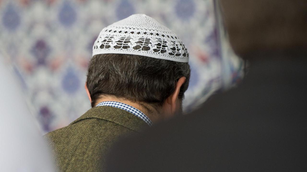 Ein Mann betet am 11.09.2015 in der Mevlana Moschee in Hamburg während des Freitagsgebets.