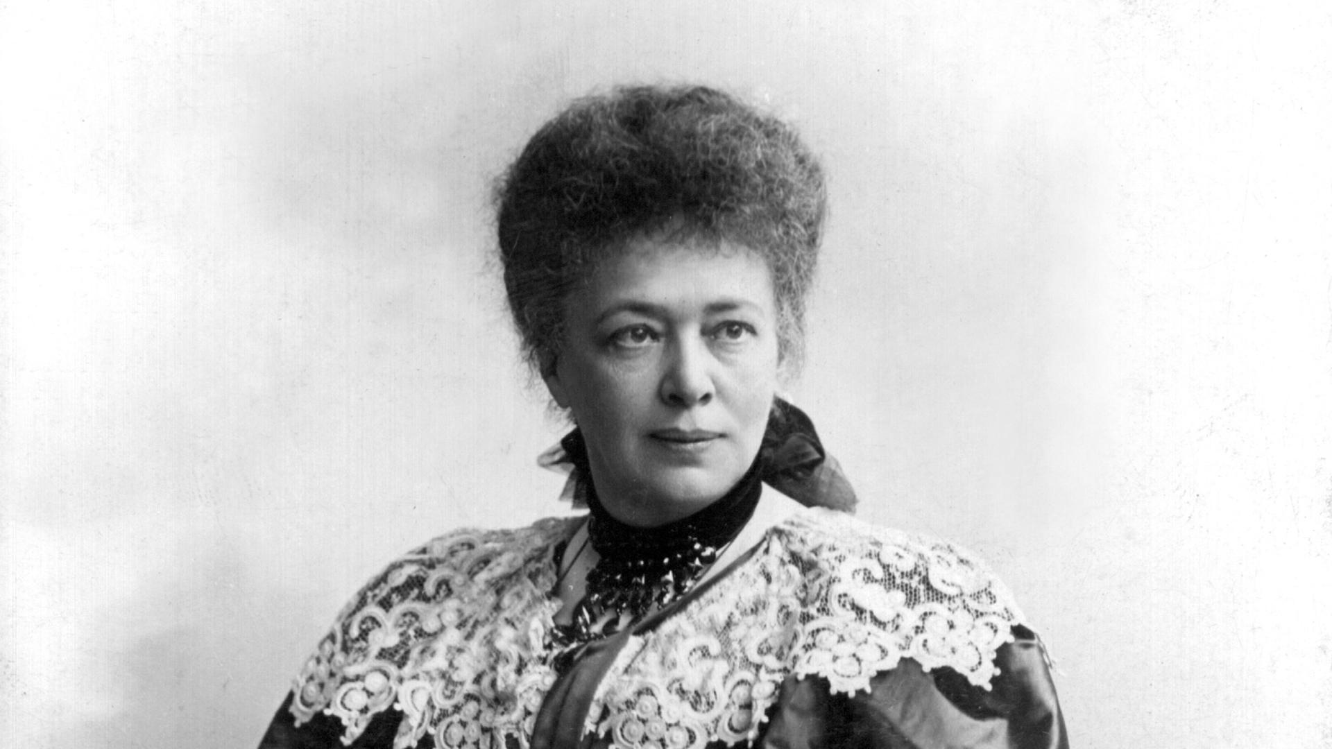 Die österreichische Pazifistin und Schriftstellerin Bertha von Suttner. Die österreichische Pazifistin und Schriftstellerin Bertha von Suttner.