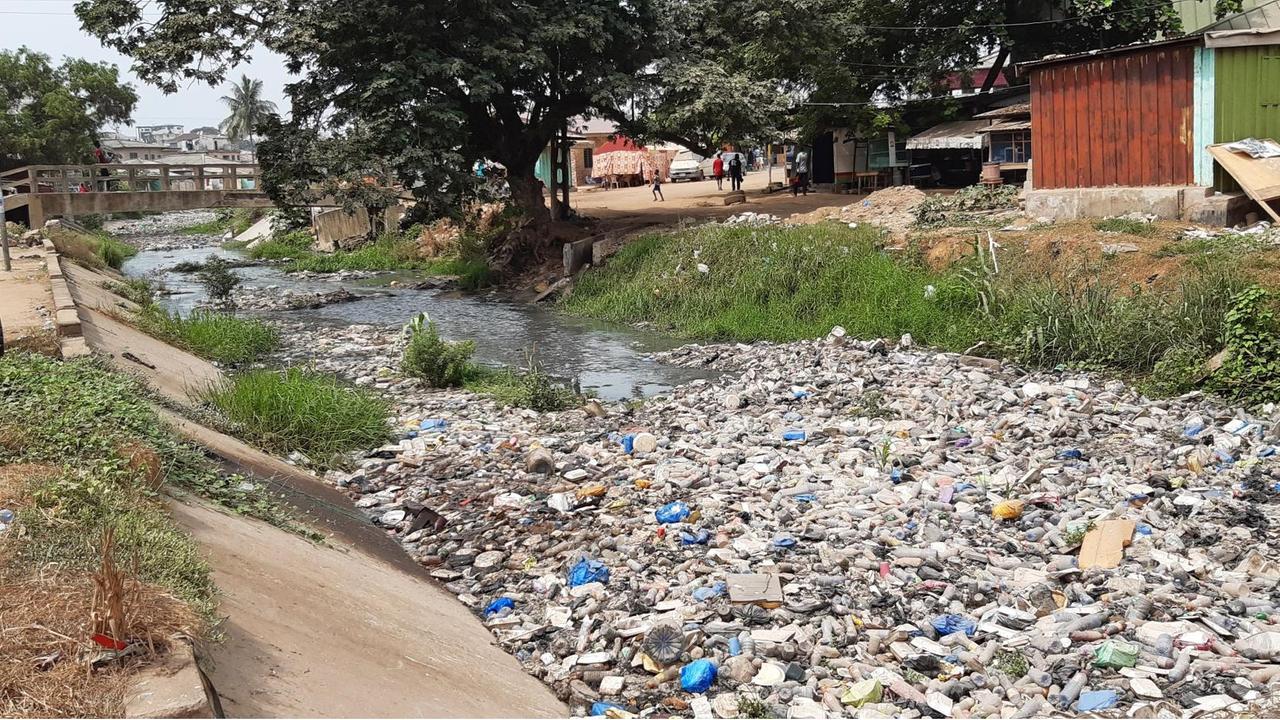 Der verschmutzte Kanal Nini, in der Hauptstadt Accra. Unmengen an Plastikflaschen, Plastikdosen, Plastiktüten, Plastikkanister- und Verpackungen sammeln sich dort, das Wasser ist kaum zu sehen. Der verschmutzte Kanal Nini, in der Hauptstadt Accra. Unmengen an Plastikflaschen, Plastikdosen, Plastiktüten, Plastikkanister- und Verpackungen sammeln sich dort, das Wasser ist kaum zu sehen.