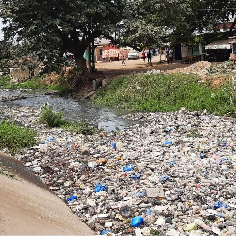 Der verschmutzte Kanal Nini, in der Hauptstadt Accra. Unmengen an Plastikflaschen, Plastikdosen, Plastiktüten, Plastikkanister- und Verpackungen sammeln sich dort, das Wasser ist kaum zu sehen.