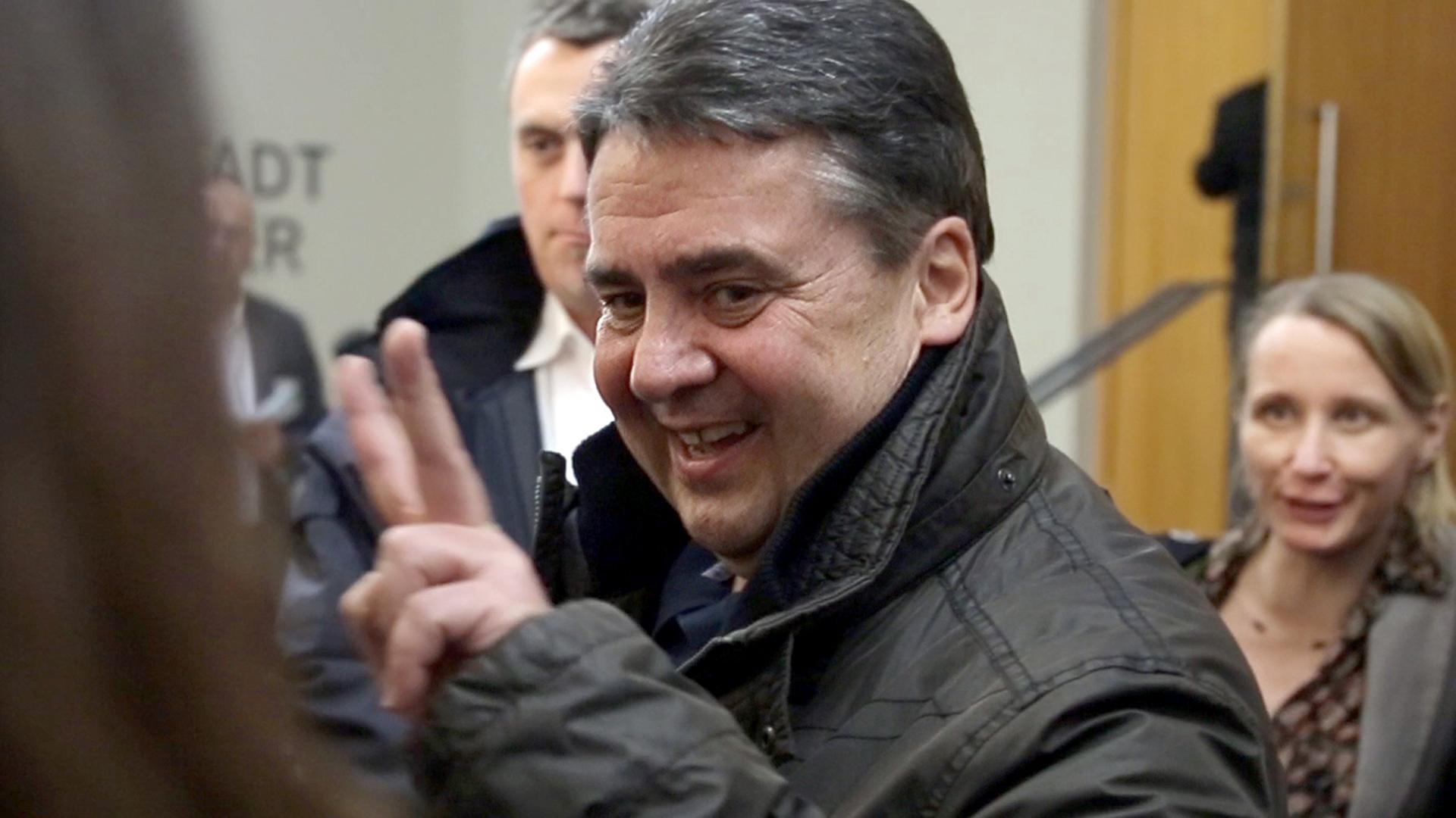 SPD-Chef und Vizekanzler Sigmar Gabriel kommt am 23.01.2015 in Dresden (Sachsen) zu einer Diskussionsveranstaltung mit Anhängern und Gegnern der islamkritischen Pegida. SPD-Chef und Vizekanzler Sigmar Gabriel kommt am 23.01.2015 in Dresden (Sachsen) zu einer Diskussionsveranstaltung mit Anhängern und Gegnern der islamkritischen Pegida.
