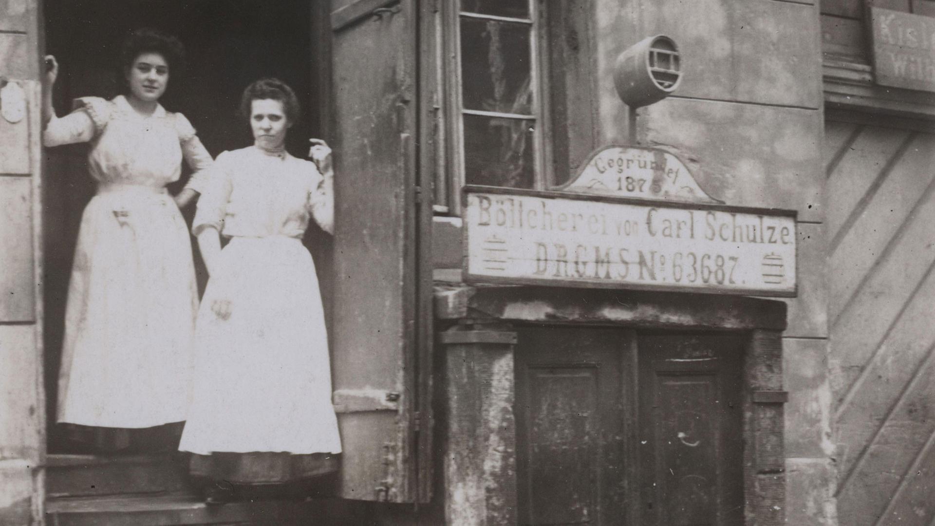 Zwei Dienstmädchen um 1910 in Berlin Zwei Dienstmädchen um 1910 in Berlin