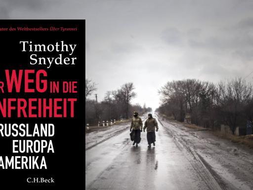 Zwei Männer laufen über eine nasse Straße neben der blattlose Bäume stehen