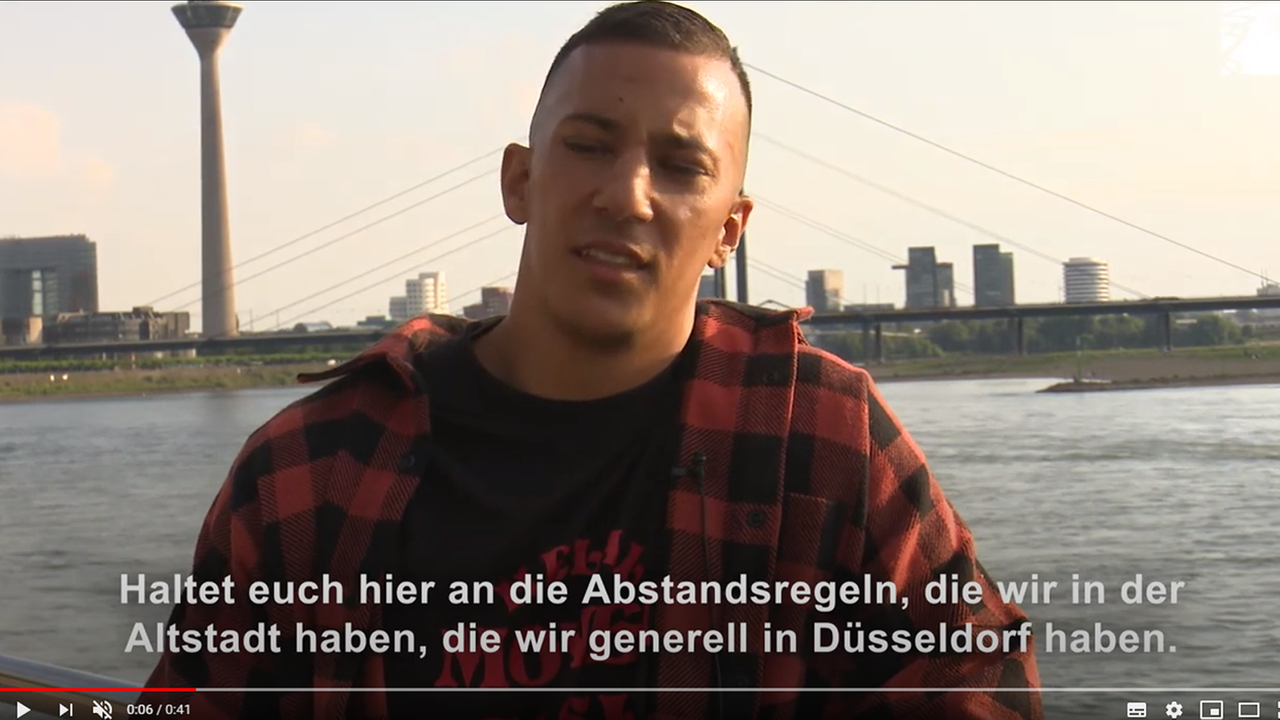 Der Rapper Farid Bang ist in einem Video in Düsseldorf zu sehen. Im Untertitel steht: "Haltet euch an die Abstandsregeln, die wir in der Altstadt haben, die wir generell in Düsseldorf haben."