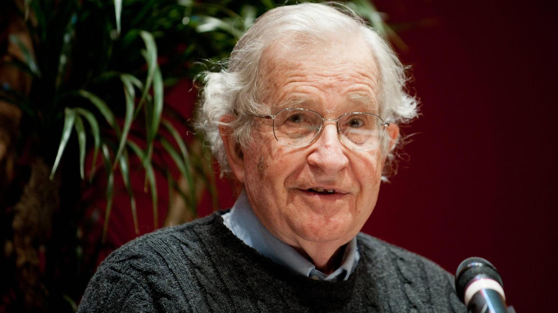 Noam Chomsky trägt legere Kleidung und blickt in die Kamera Noam Chomsky trägt legere Kleidung und blickt in die Kamera