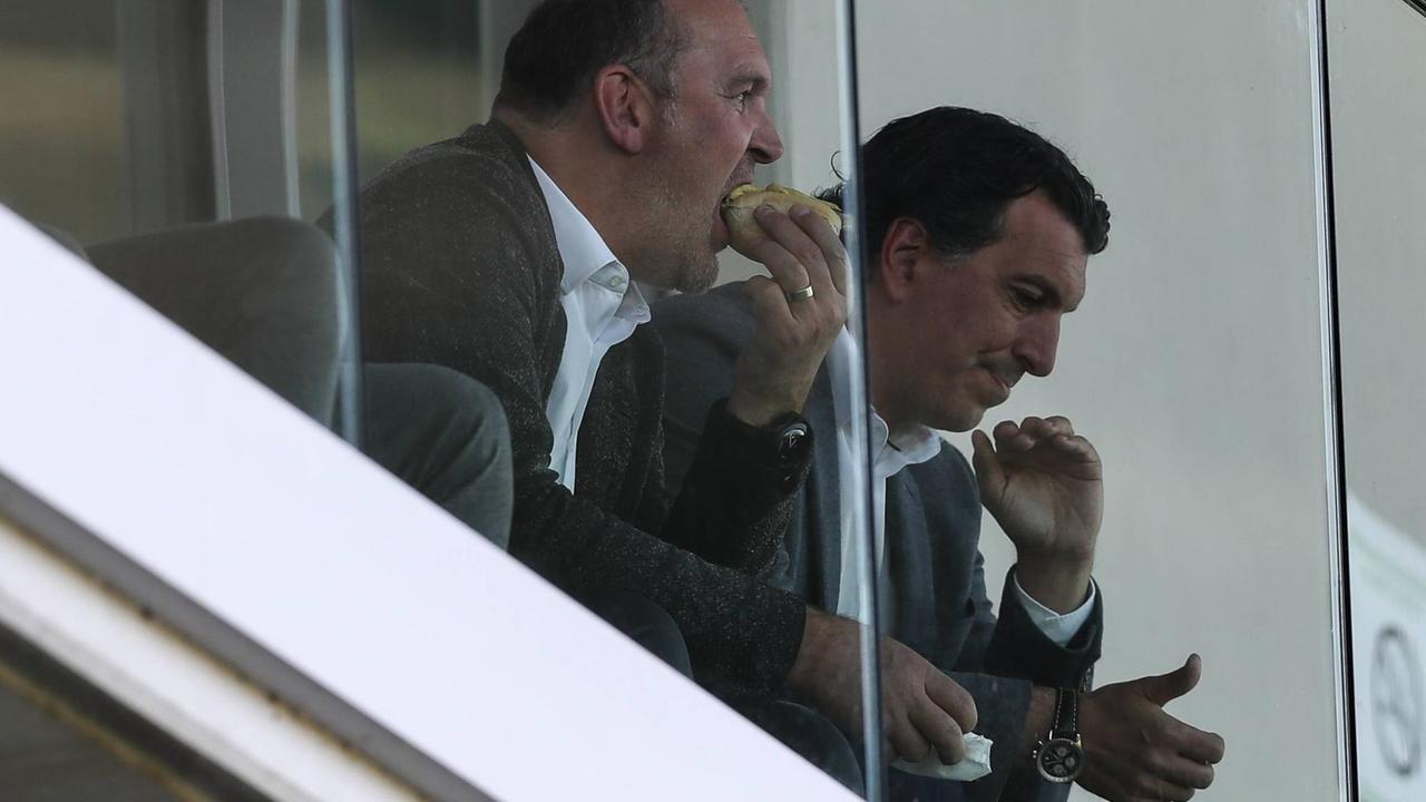 Die Bratwurst gehört zum Stadion dazu: Hier lässt sich Wolfsburg-Manager Jörg Schmadtke das traditionelle Gericht schmecken. Die Bratwurst gehört zum Stadion dazu: Hier lässt sich Wolfsburg-Manager Jörg Schmadtke das traditionelle Gericht schmecken.