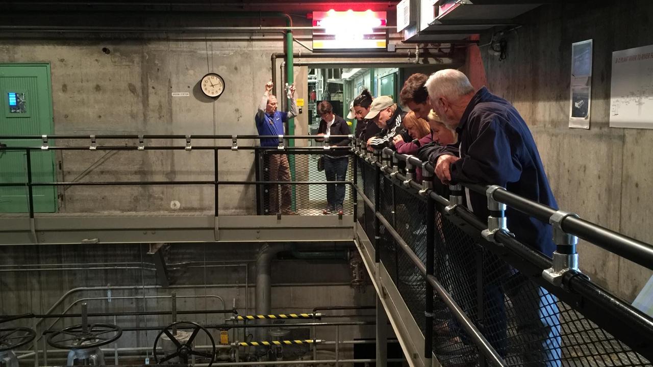 "Technische Meisterleistung" - Touristen im Reaktor. "Technische Meisterleistung" - Touristen im Reaktor.