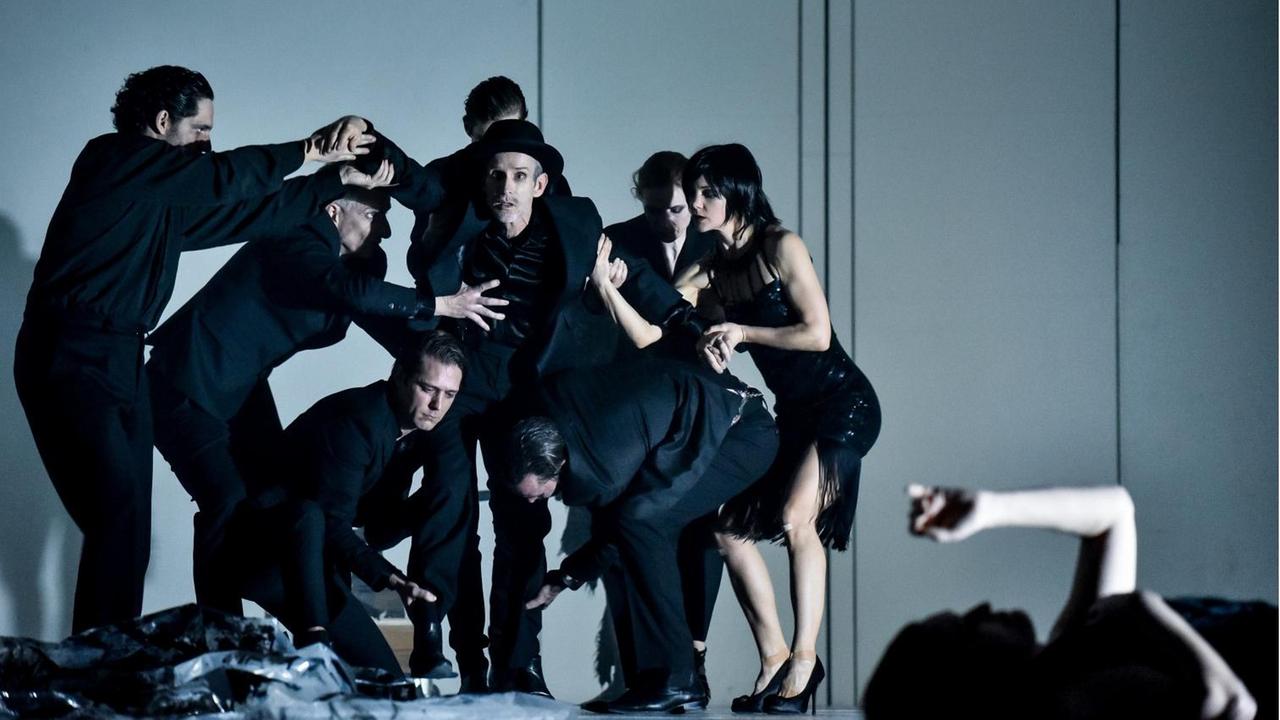 Szenenbild aus Ulysses am Deutschen Theater in Berlin. Auf dem Bild: Edgar Eckert, Bernd Moss, Daniel Hoevels, Benjamin Lillie, Ulrich Matthes, Manuel Harder, Judith Hofmann, Cordelia Wege, Birgit Unterweger. Szenenbild aus Ulysses am Deutschen Theater in Berlin. Auf dem Bild: Edgar Eckert, Bernd Moss, Daniel Hoevels, Benjamin Lillie, Ulrich Matthes, Manuel Harder, Judith Hofmann, Cordelia Wege, Birgit Unterweger.