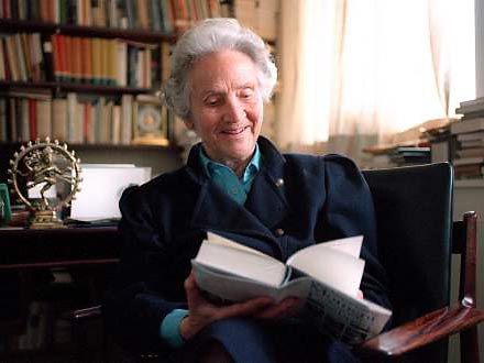 Marion Gräfin Dönhoff während eines Interviews im Gebäude des Hamburger Presseverlags am 18. April 1991. Marion Gräfin Dönhoff während eines Interviews im Gebäude des Hamburger Presseverlags am 18. April 1991.