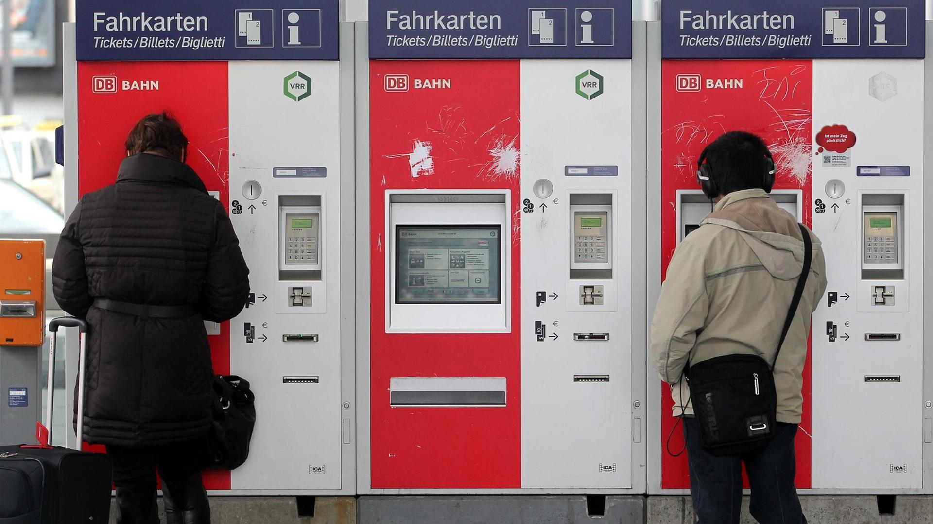 An Fahrkartenautomaten versuchen Kunden Fahrkarten zu ziehen. An Fahrkartenautomaten versuchen Kunden Fahrkarten zu ziehen.