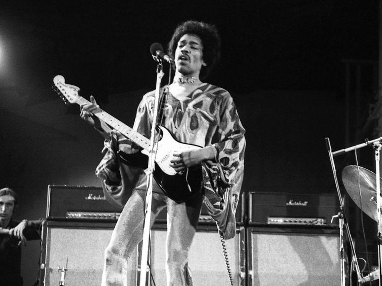 Jimi Hendrix steht beim Isle of Wight Festival in 1970 auf der Bühne und spielt Gitarre.